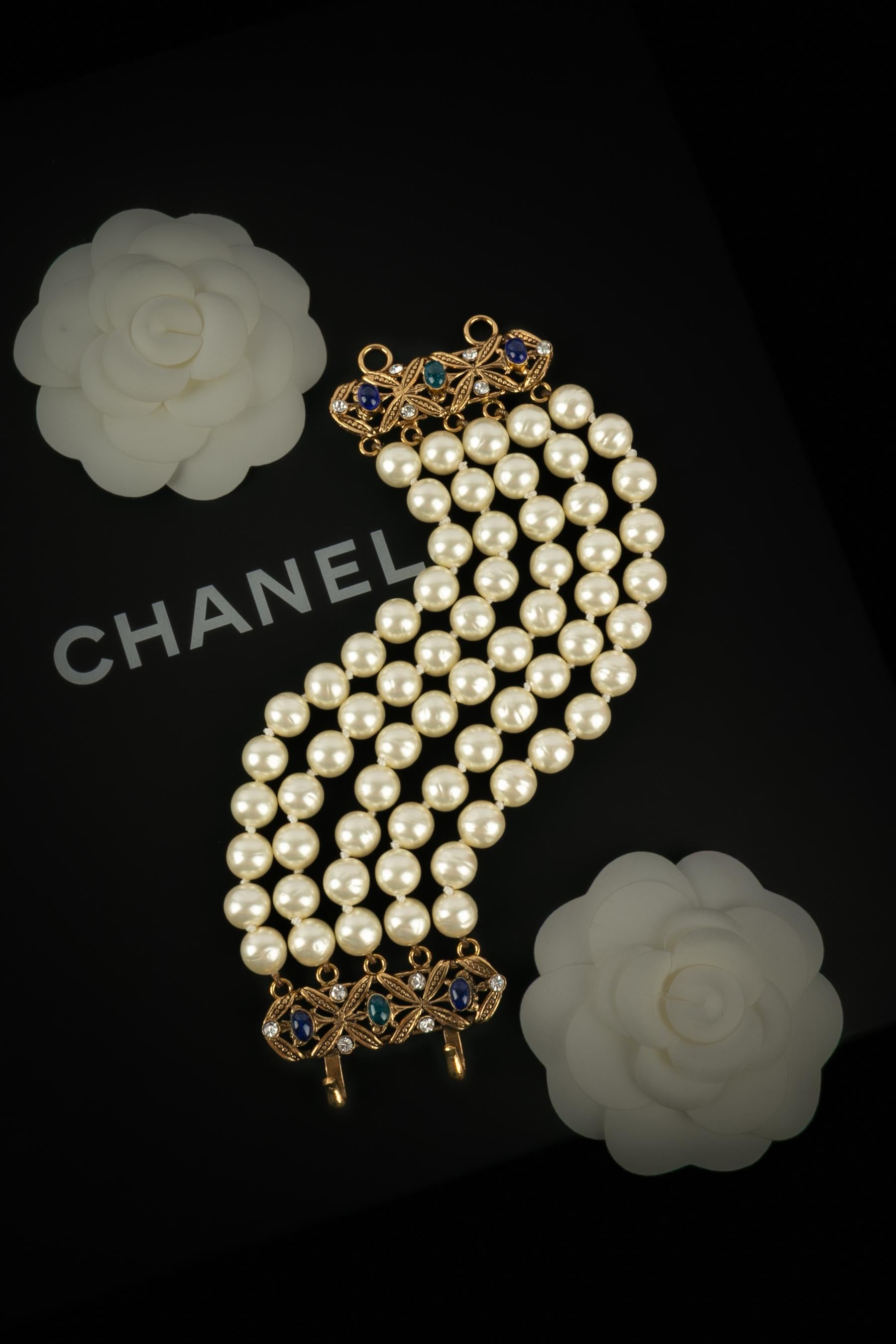 Chanel - (Made in France) Bracciale in metallo dorato con strass, pasta di vetro e perle di costume. Collezione Autunno-Inverno 1995 sotto la direzione di Karl Lagerfeld.

Condizioni:
Ottime condizioni

Dimensioni:
Lunghezza: 20 cm

SKU:BRAB23