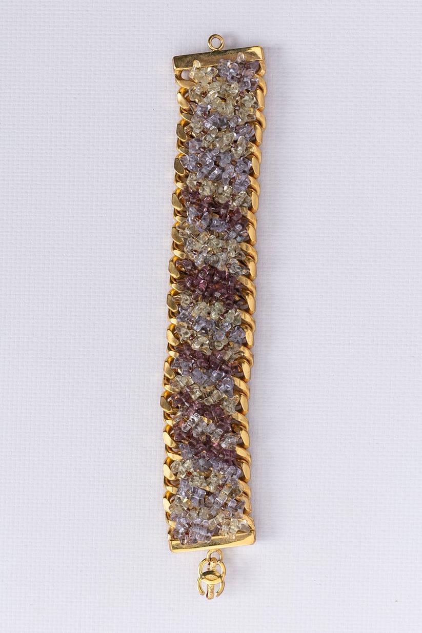 Chanel (Made in France) Articulated bracelet made of gilted metal chains adorned with purple baroque beads. Spring-Summer 1998 collection.

Additional information:

Dimensions: 
Length: 18 cm (7.09 in) 
Width: 3 cm (1.18 in)

Condition: Very good