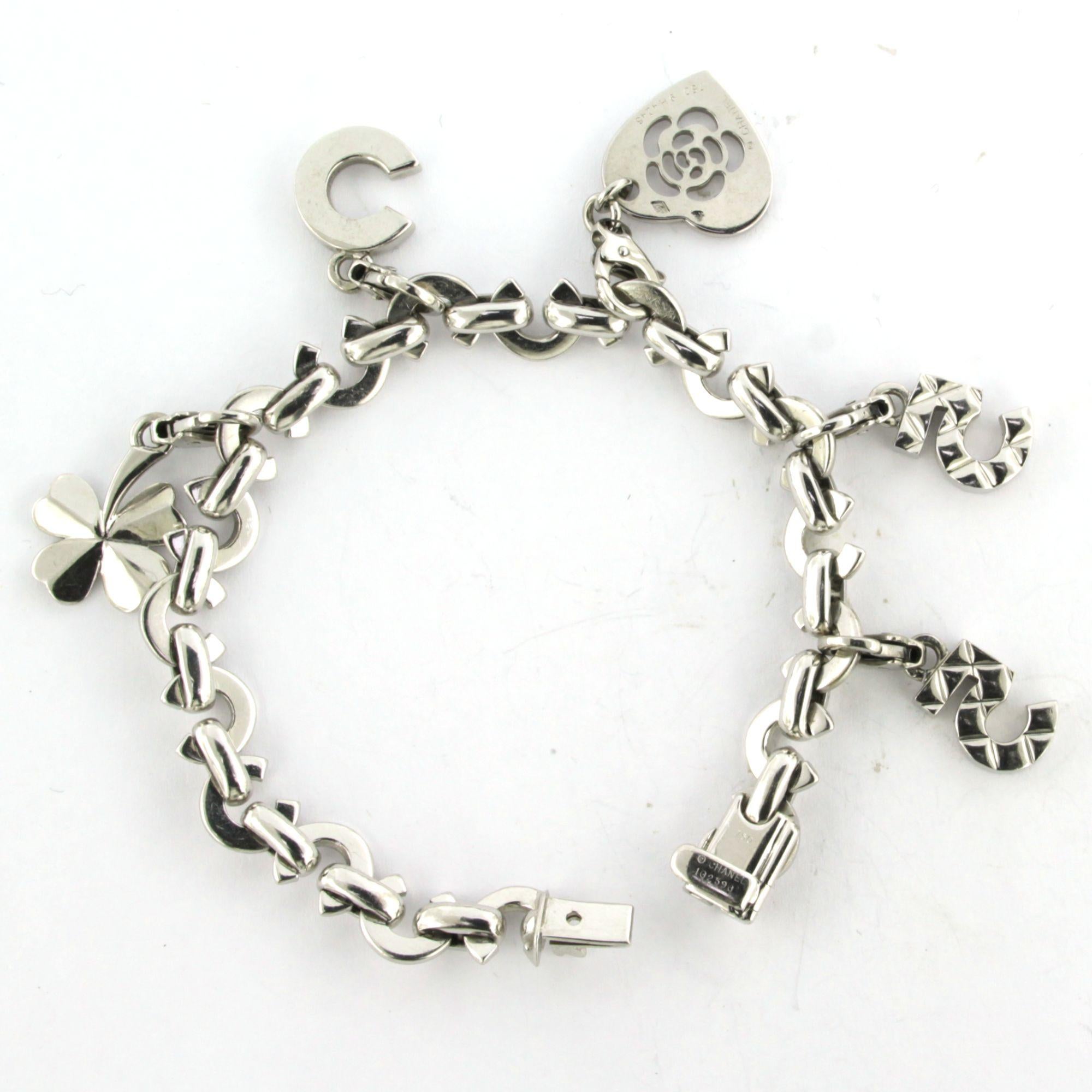 CHANEL Pulsera de oro blanco de 18 quilates con colgantes engastados con diamantes talla brillante de hasta 0,50 quilates - F/G - VS/SI - 32,7 gramos - 16 cm de longitud

Descripción detallada

La pulsera mide 16 cm de largo y 7,0 mm de ancho

Peso