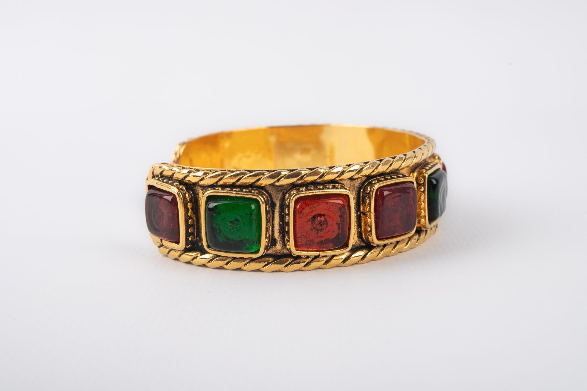 Chanel - (Made in France) Goldenes Metallarmband mit farbiger Glaspaste. 2cc3 Collection'S.

Zusätzliche Informationen:
Zustand: Sehr guter Zustand
Abmessungen: Länge: 16 cm - Öffnung: 3 cm
Zeitraum: 21. Jahrhundert

Sellers Referenz: BRAB17