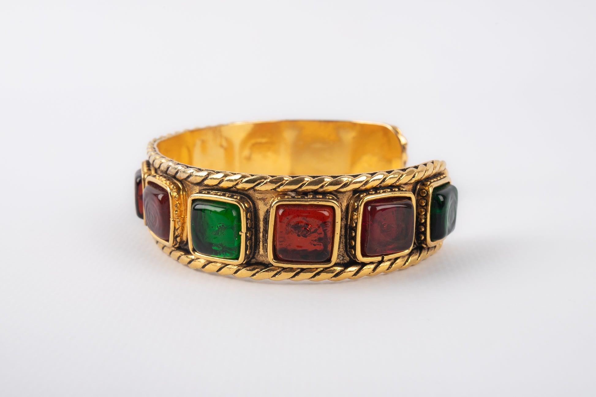 Chanel-Armband mit farbigem Glaspassepartout, 2cc3 im Zustand „Hervorragend“ in SAINT-OUEN-SUR-SEINE, FR