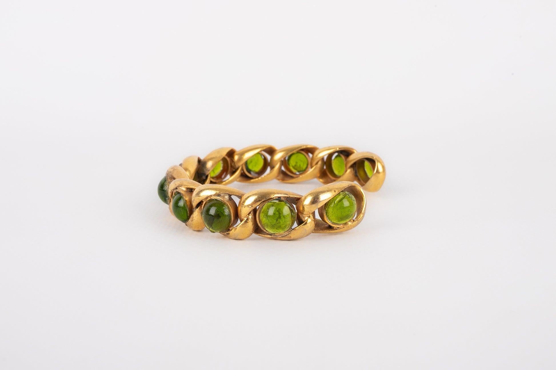 Chanel - (Made in France) Golden metal bracelet with green glass paste.

Additional information:
Condition: Very good condition
Dimensions: Length: 14 cm

Seller Reference: BRAB32