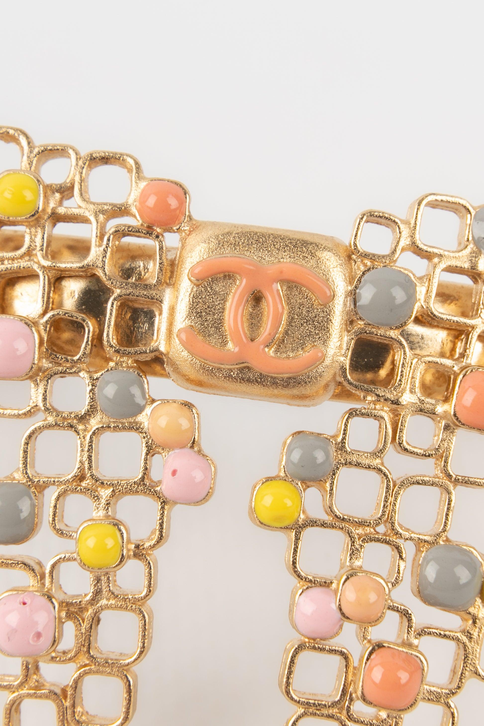 Chanel - (Made in France) Goldenes Metallarmband mit pastellfarbenem Harz. Collection'S Frühling-Sommer 2003.

Zusätzliche Informationen:
Zustand: Sehr guter Zustand
Abmessungen: Länge: 13 cm
Zeitraum: 21. Jahrhundert

Sellers Referenz: BRAB3BIS