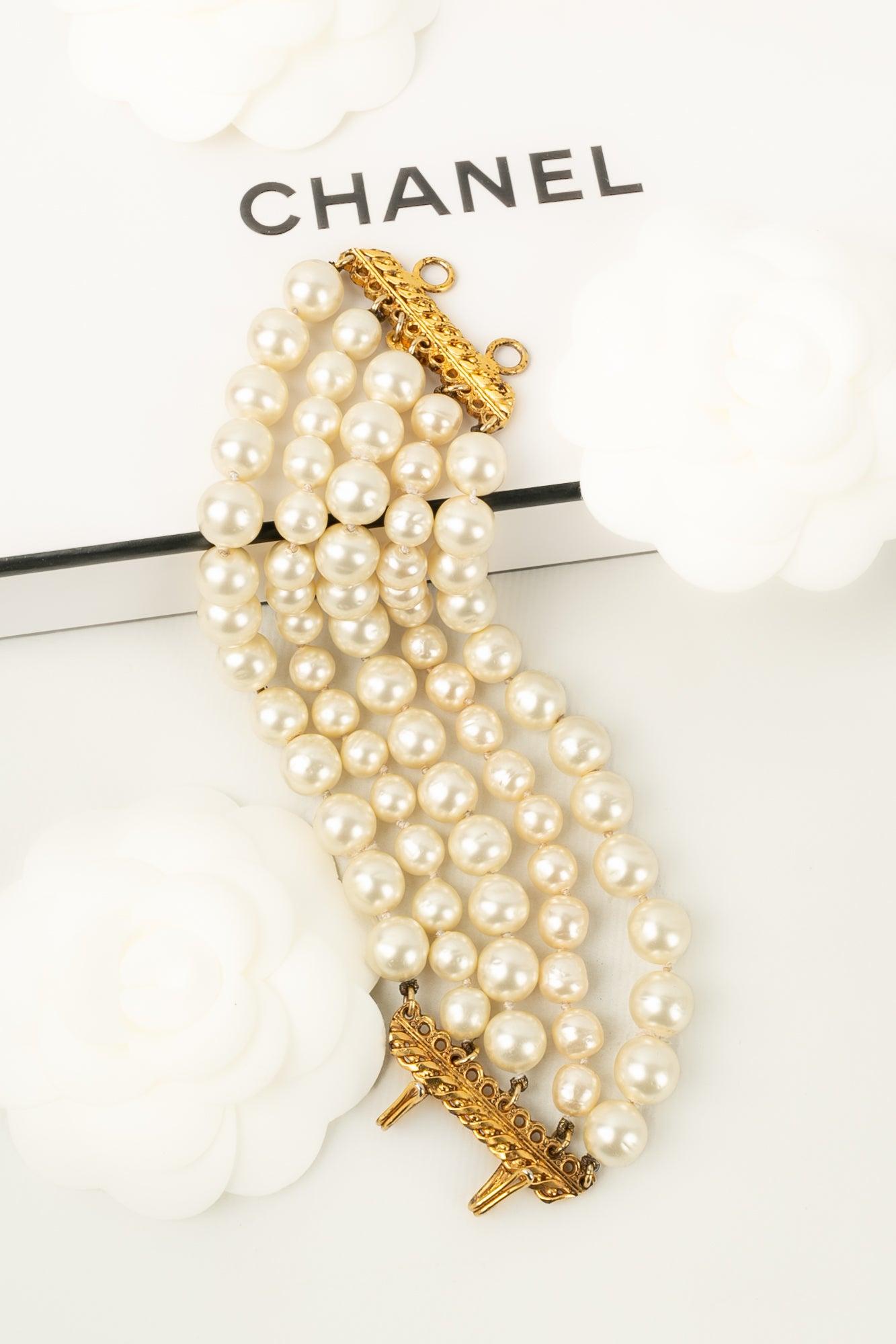 Chanel (Made in France) Armband mit Perlen und einem Verschluss aus goldenem Metall. Schmuck aus den 1980er Jahren.

Zusätzliche Informationen:
Zustand: Sehr guter Zustand
Abmessungen: Länge: 17 cm - Breite: 5 cm
Zeitraum: 20. Jahrhundert

Sellers
