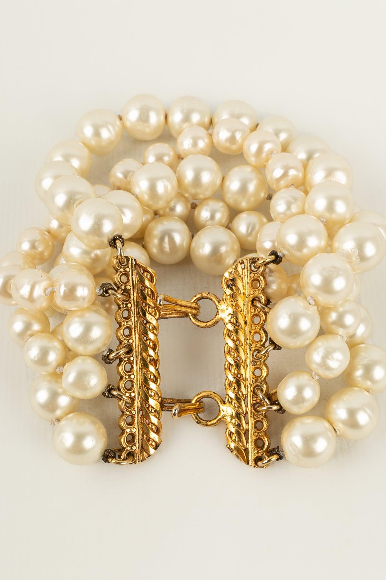 Chanel Bracelet with Pearly Beads and a Fastener in Golden Metal, 1980s In Good Condition For Sale In SAINT-OUEN-SUR-SEINE, FR