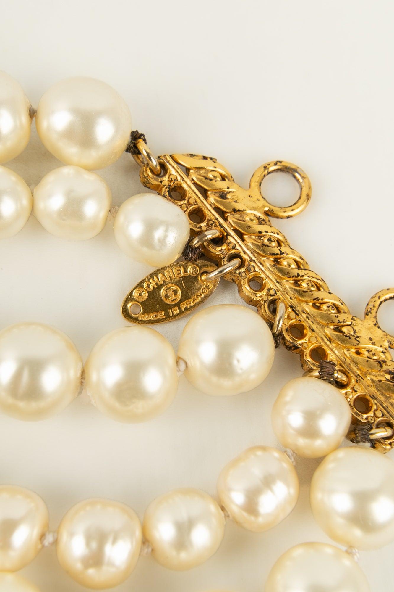 Chanel-Armband mit Perlenperlen und einem Verstärker aus goldenem Metall, 1980er Jahre Damen im Angebot
