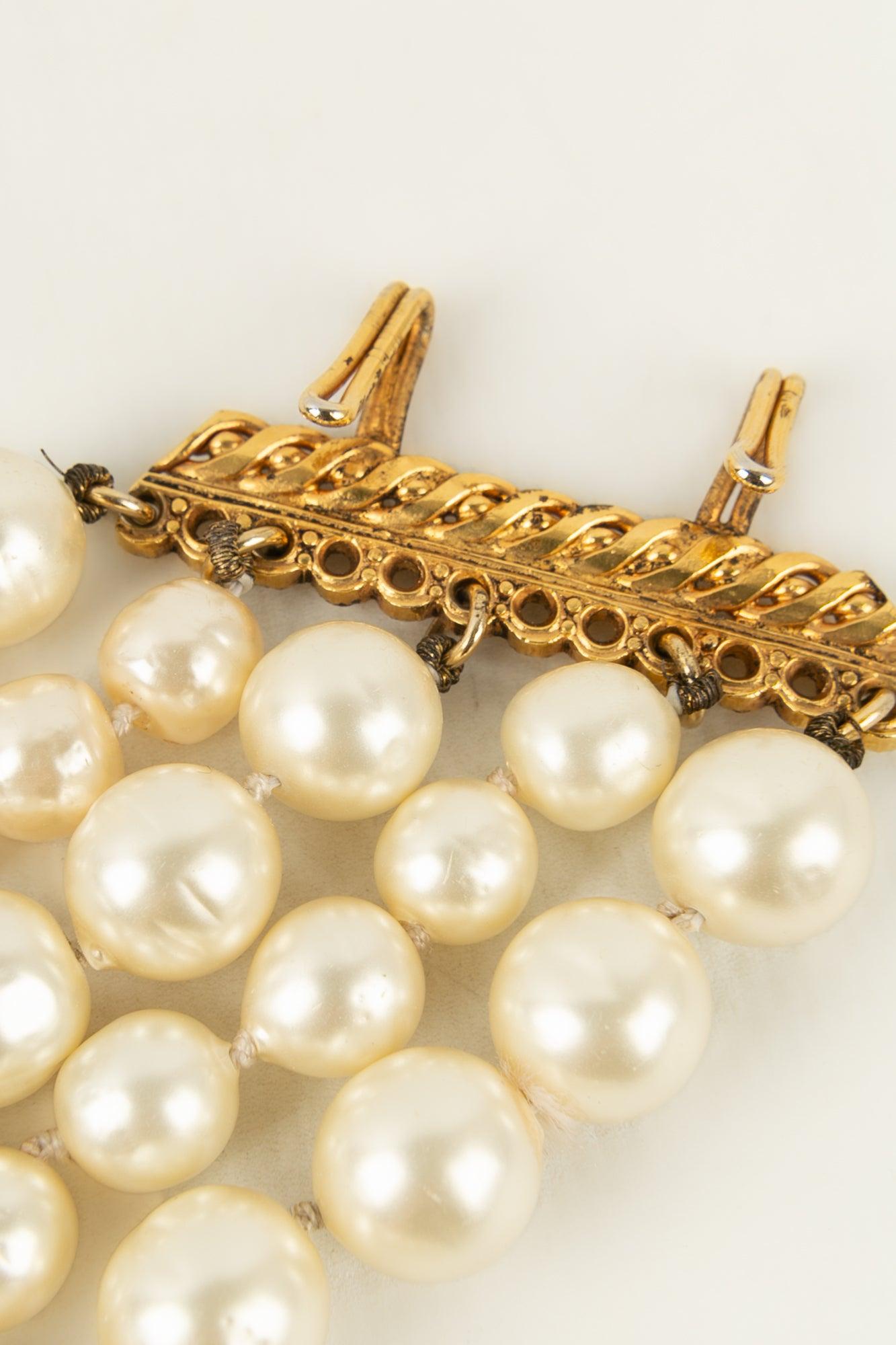 Chanel-Armband mit Perlenperlen und einem Verstärker aus goldenem Metall, 1980er Jahre im Angebot 1