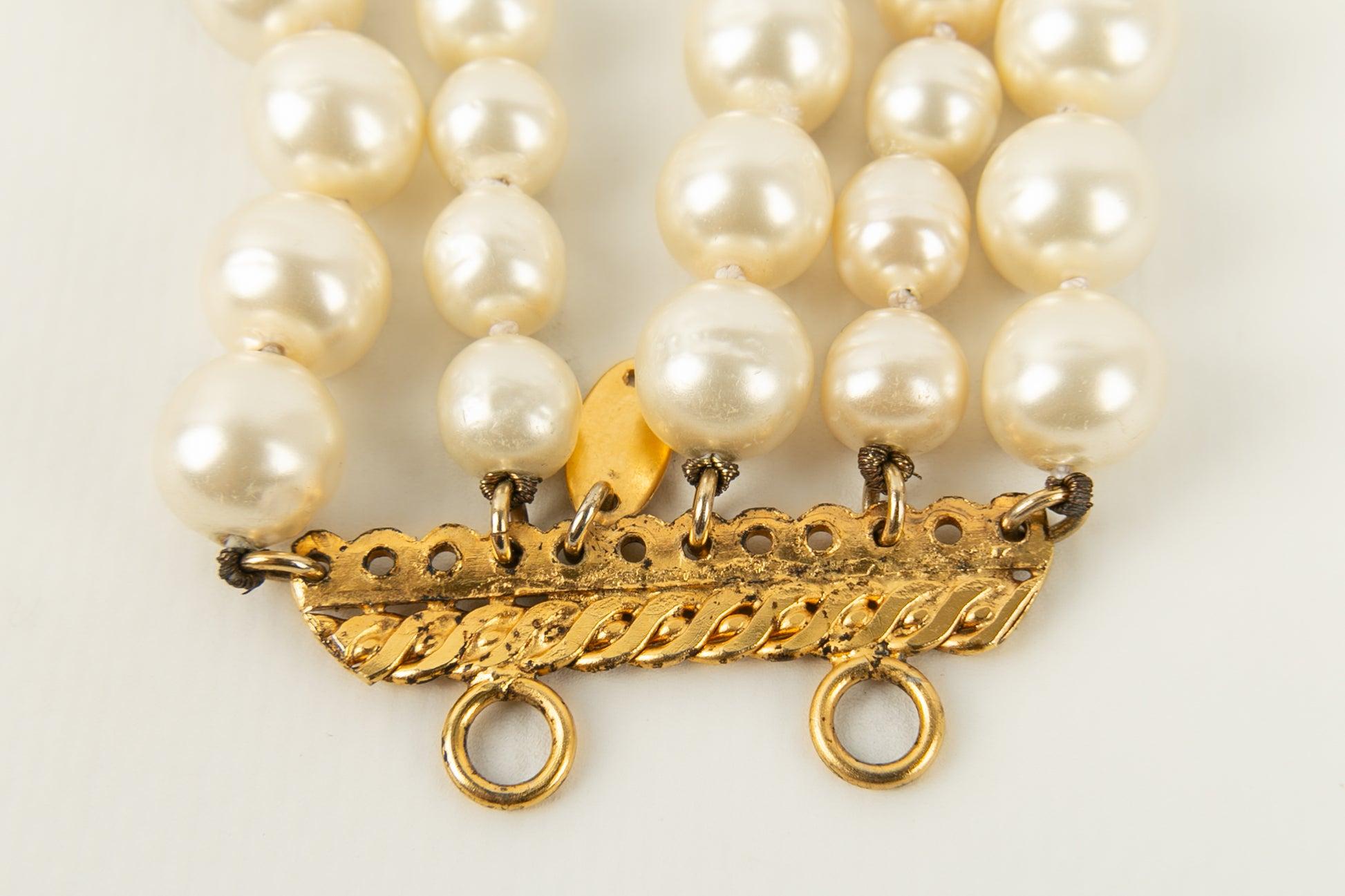Chanel-Armband mit Perlenperlen und einem Verstärker aus goldenem Metall, 1980er Jahre im Angebot 2