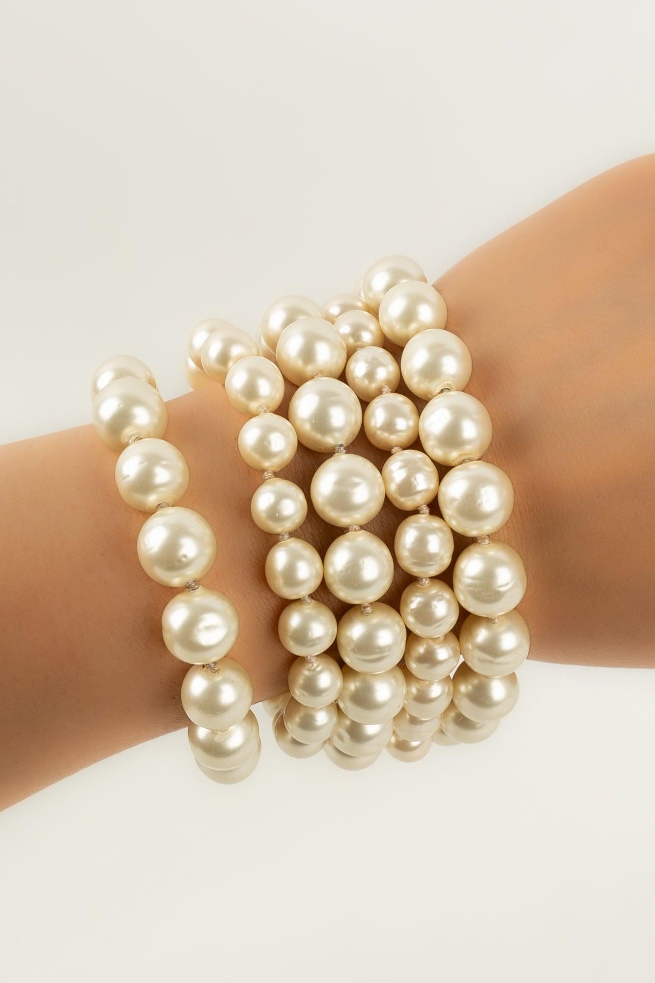 Chanel-Armband mit Perlenperlen und einem Verstärker aus goldenem Metall, 1980er Jahre im Angebot 3