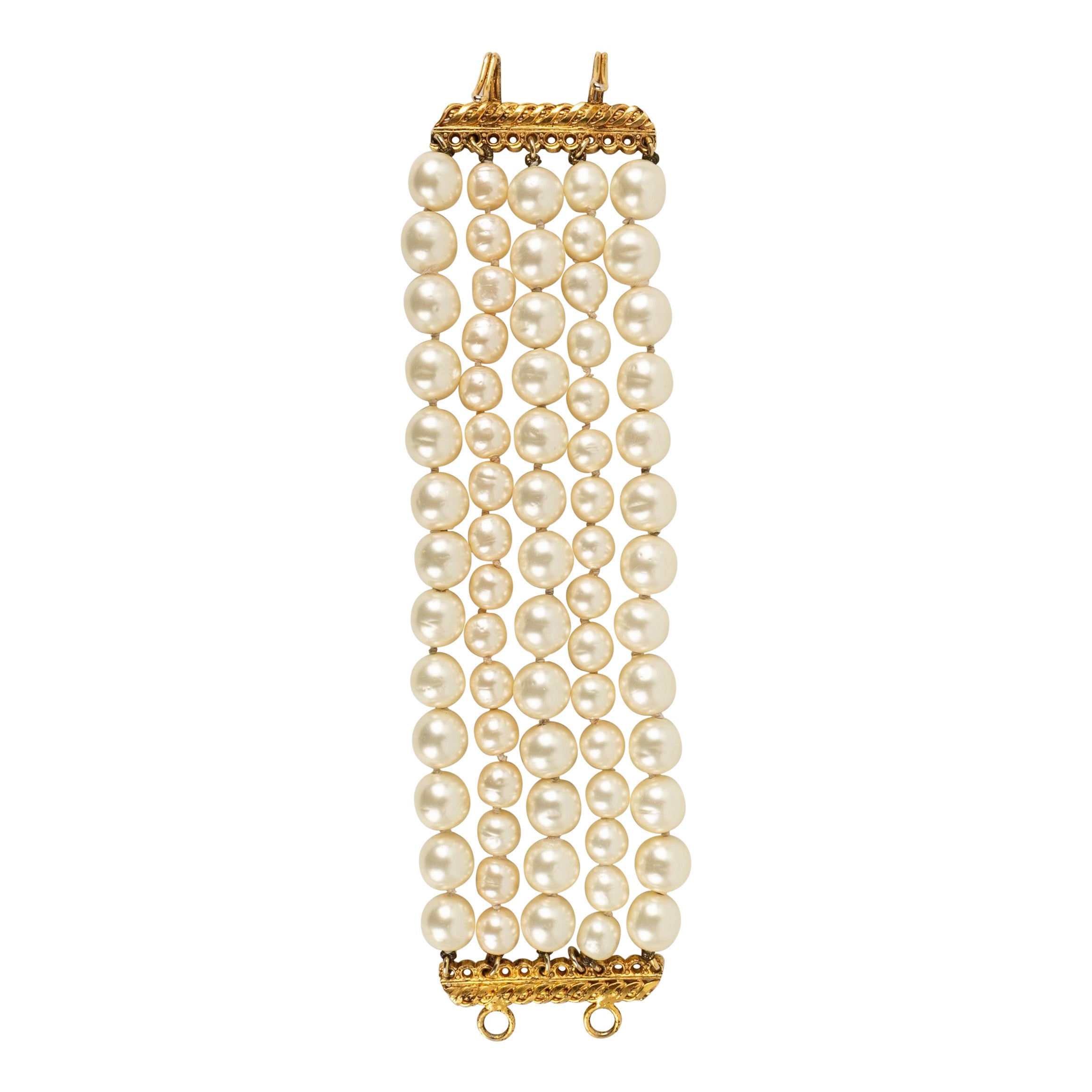 Chanel-Armband mit Perlenperlen und einem Verstärker aus goldenem Metall, 1980er Jahre im Angebot