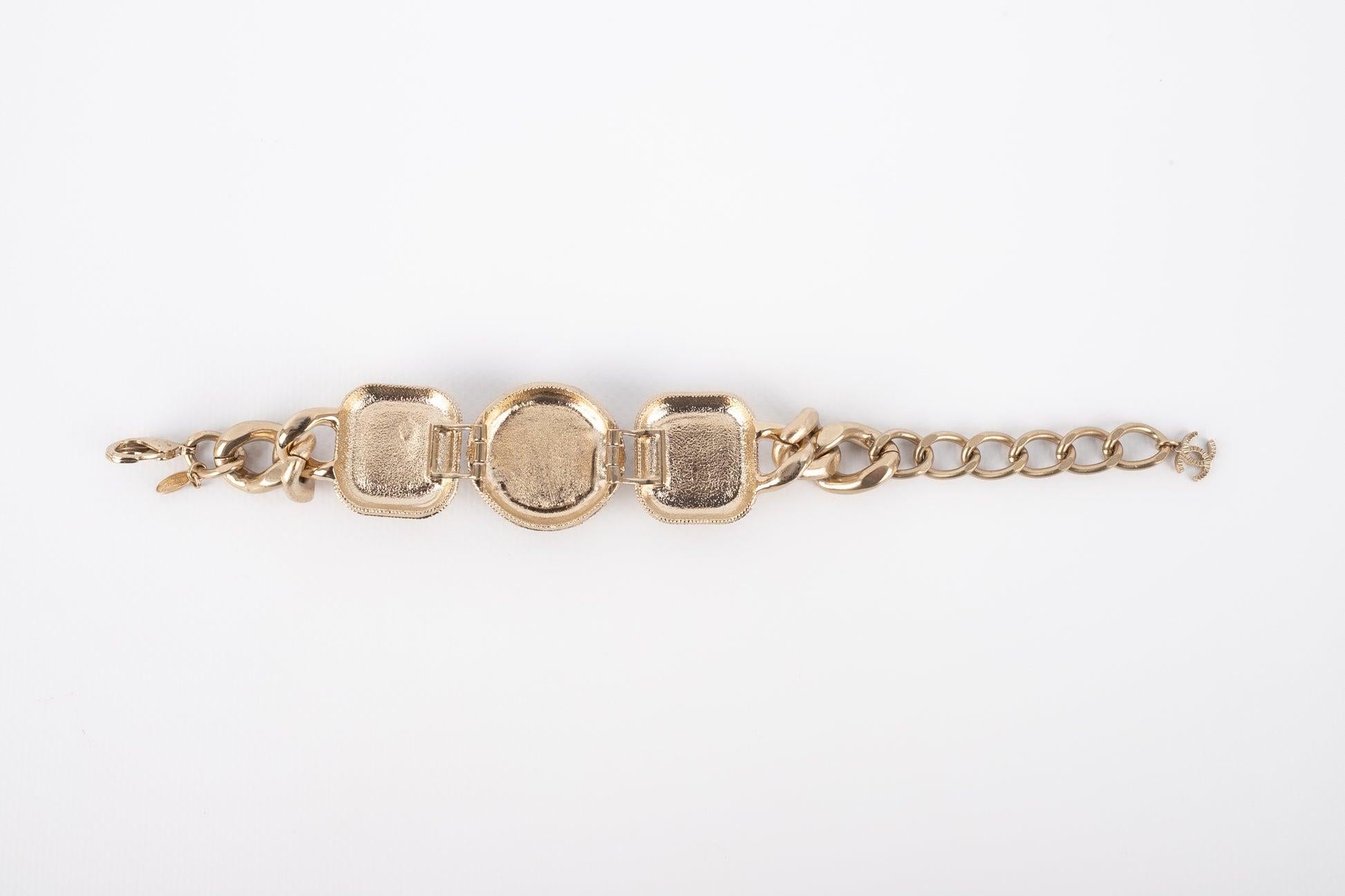 Chanel, Armband mit Swarovski-Strasssteinen und Harz-Cabochons, 2020 im Zustand „Hervorragend“ im Angebot in SAINT-OUEN-SUR-SEINE, FR