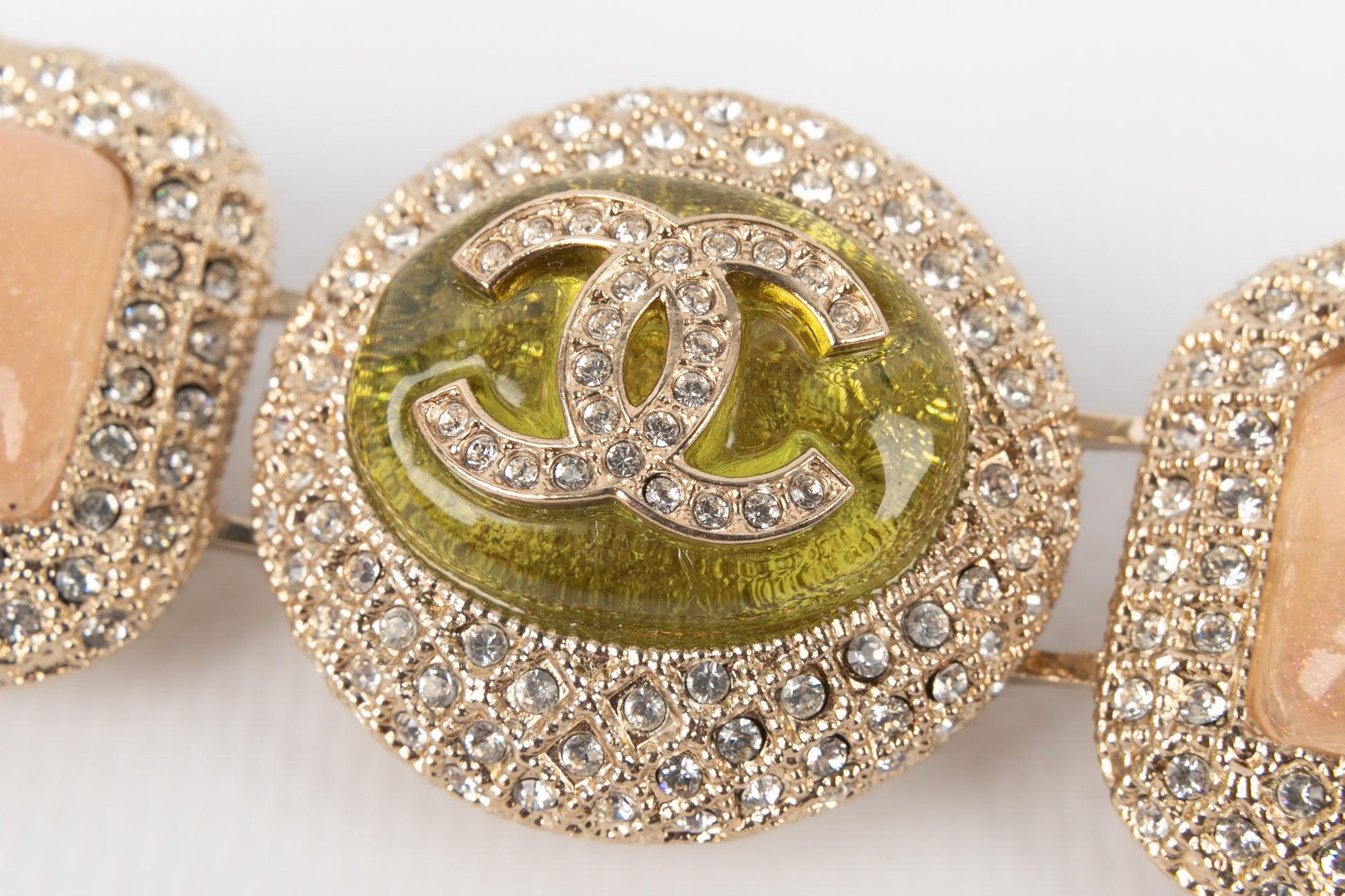 Chanel, Armband mit Swarovski-Strasssteinen und Harz-Cabochons, 2020 im Angebot 3
