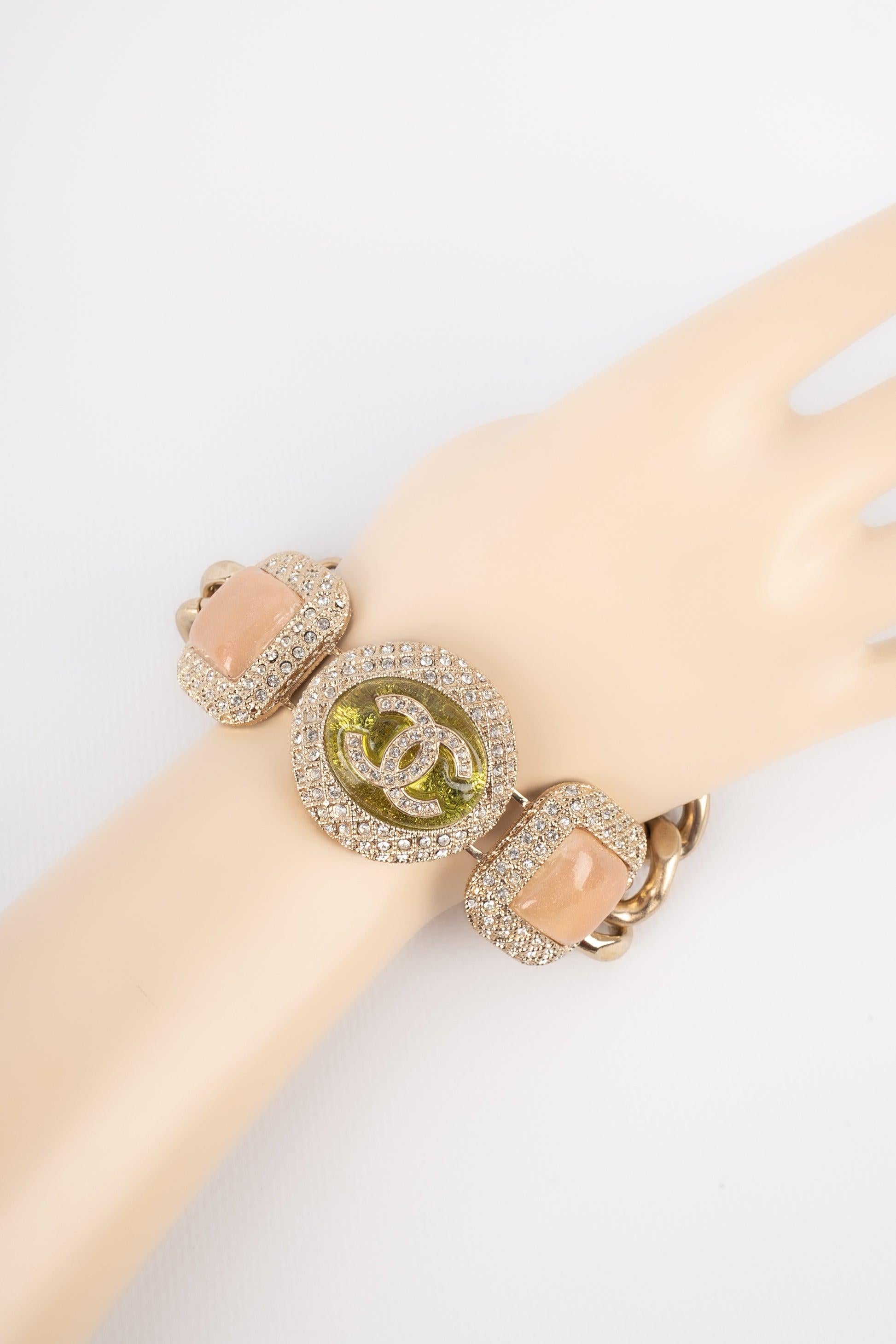 Chanel, Armband mit Swarovski-Strasssteinen und Harz-Cabochons, 2020 im Angebot 4