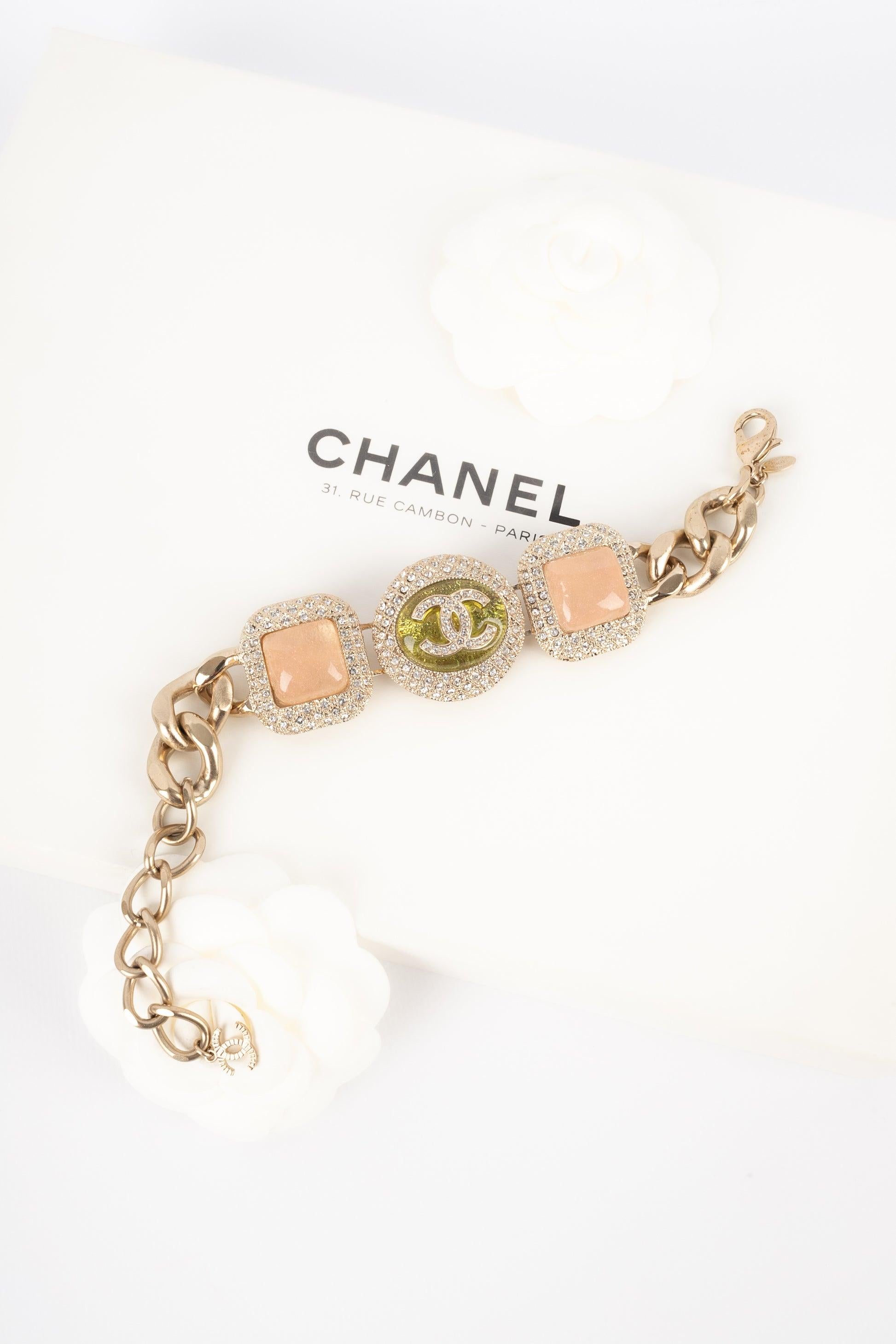 Chanel, Armband mit Swarovski-Strasssteinen und Harz-Cabochons, 2020 im Angebot 5