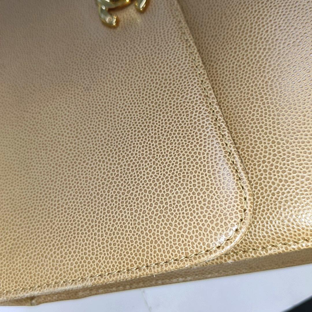 Sac à rabat CC tressé en cuir caviar beige Chanel en vente 8