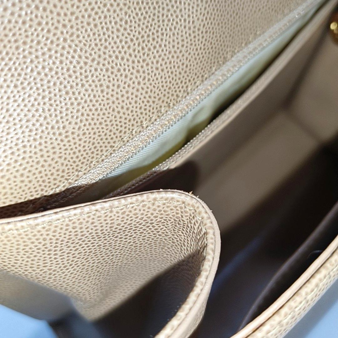 Sac à rabat CC tressé en cuir caviar beige Chanel en vente 13