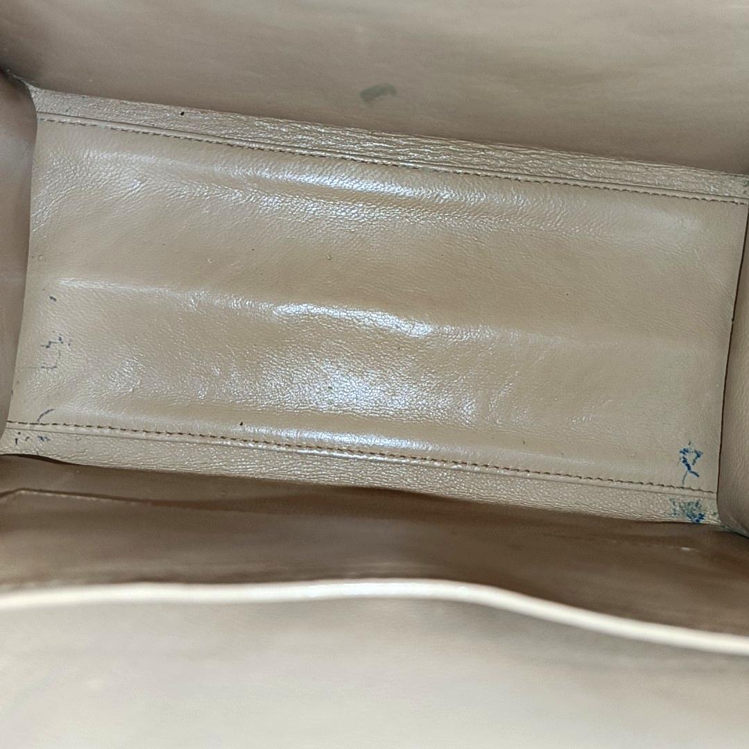 Sac à rabat CC tressé en cuir caviar beige Chanel en vente 14
