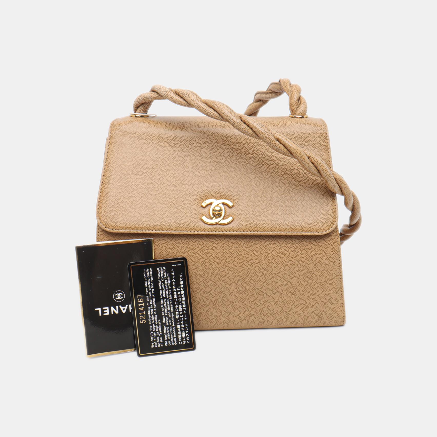 Sac à rabat CC tressé en cuir caviar beige Chanel
 Il s'agit de photos professionnelles du sac.
 ÉTAT : Très bon
 Ce sac Chanel vintage authentique est en très bon état avec quelques signes d'utilisation. Les coins et les rabats sont frottés.