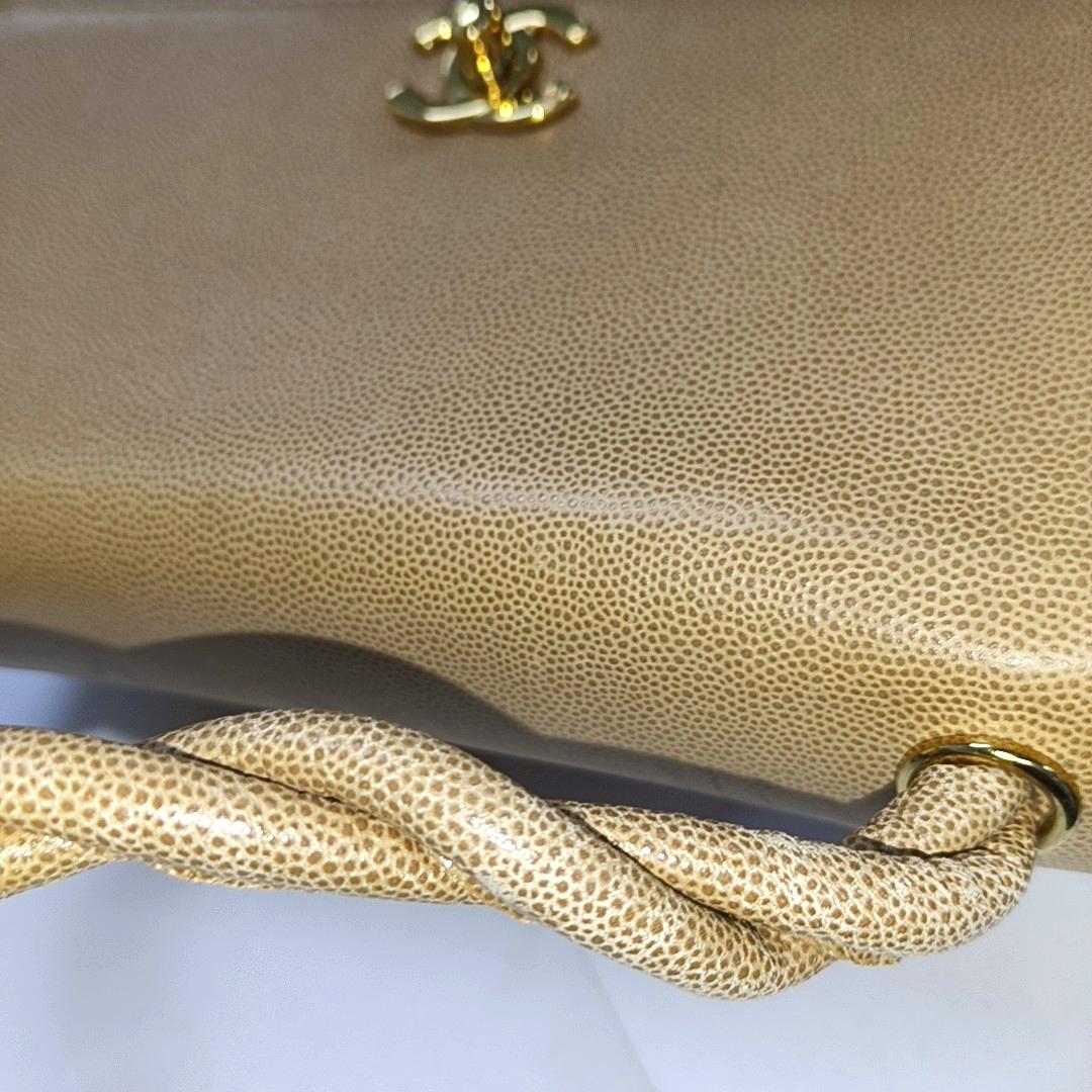 Sac à rabat CC tressé en cuir caviar beige Chanel en vente 15