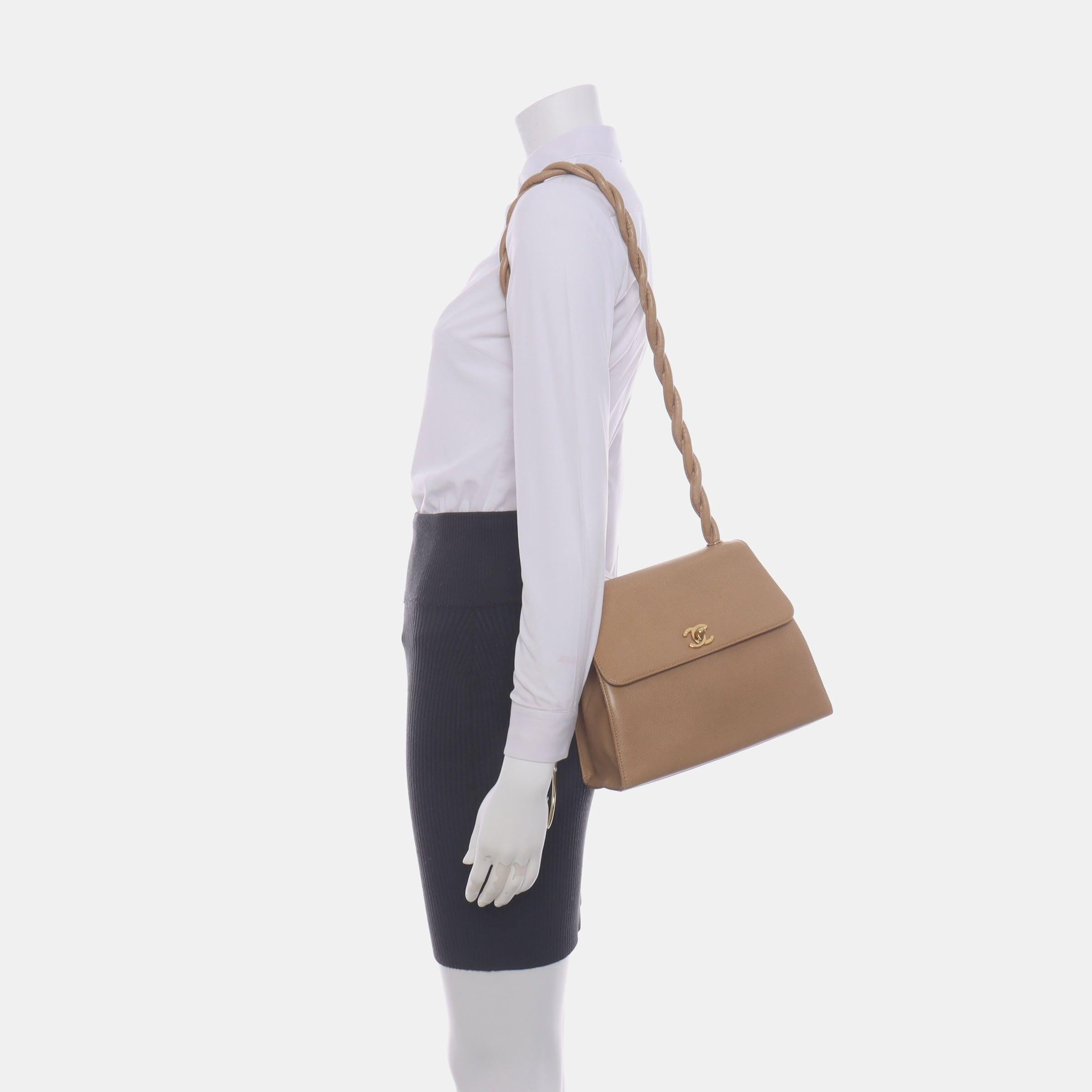 Beige Sac à rabat CC tressé en cuir caviar beige Chanel en vente