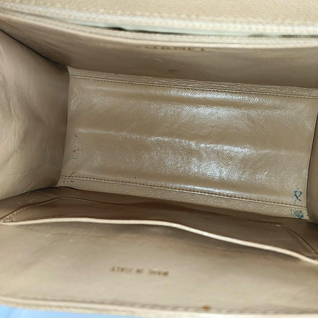 Sac à rabat CC tressé en cuir caviar beige Chanel en vente 2