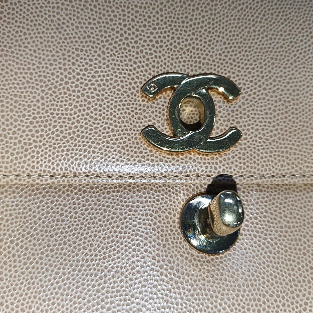 Sac à rabat CC tressé en cuir caviar beige Chanel en vente 3