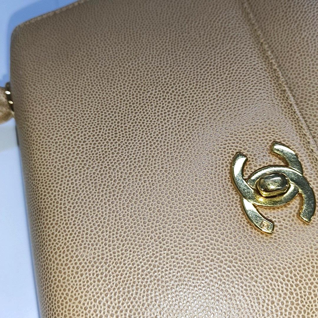 Sac à rabat CC tressé en cuir caviar beige Chanel en vente 4