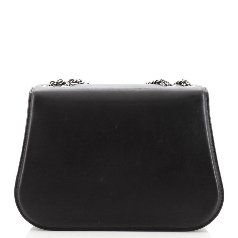 Chanel Chic geflochtene Klappe Tasche aus Kalbsleder Medium im Zustand „Gut“ in NY, NY