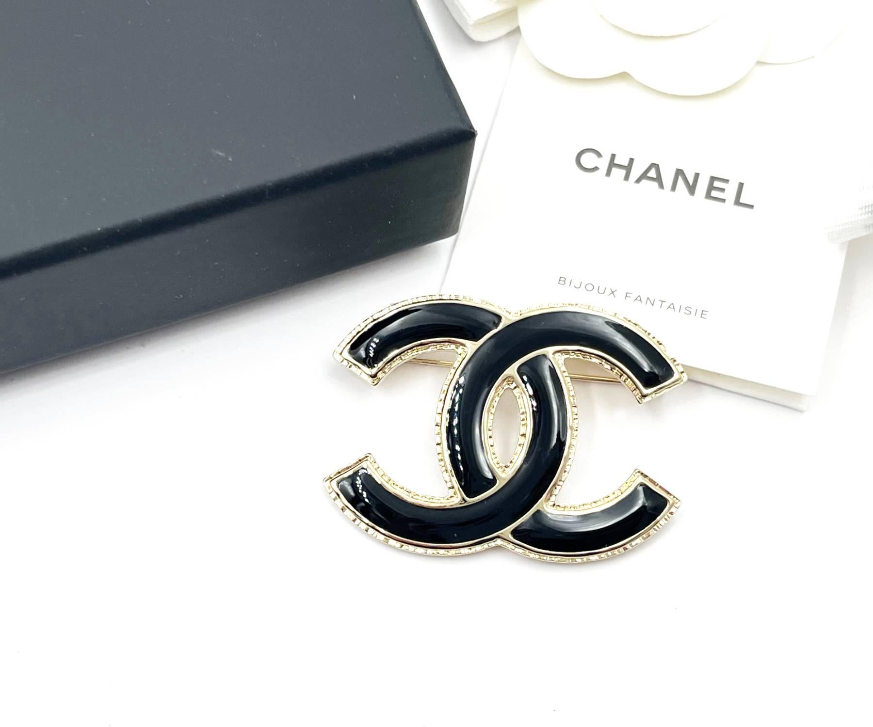 Chanel Brand New Classic Gold CC Frame Black Brooch

*Marked 22
*Made in Italy
*Comes with the original box, pouch, booklet, camellia and ribbon
*Brand New

– It is approximately 2″ x 1.5″.

10260-8202