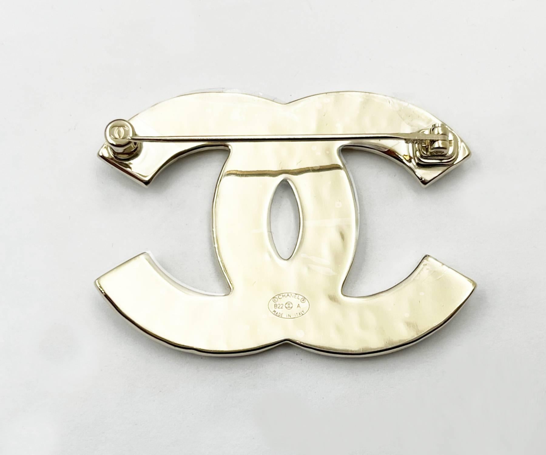 Chanel Nuevo Broche Clásico Oro Marco CC Negro en Nuevo Estado en Pasadena, CA
