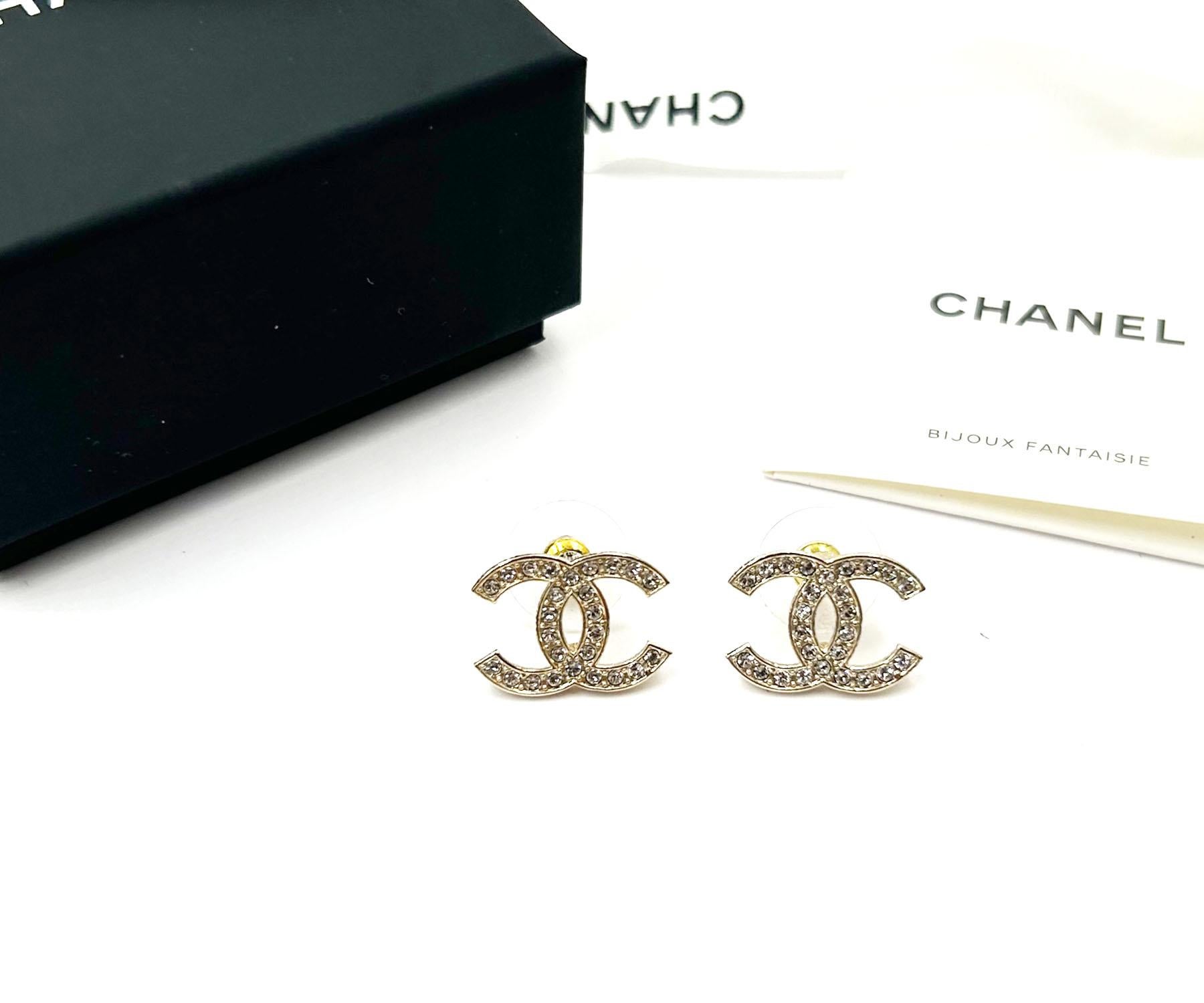 Chanel Brand New Classic Gold CC Large Piercing Ohrringe

*Markiert 23
*Hergestellt in Frankreich
*Wird mit der Originalverpackung, dem Etui, dem Booklet und dem Band geliefert.
*Fabrikneu

-Sie ist ungefähr 0,5