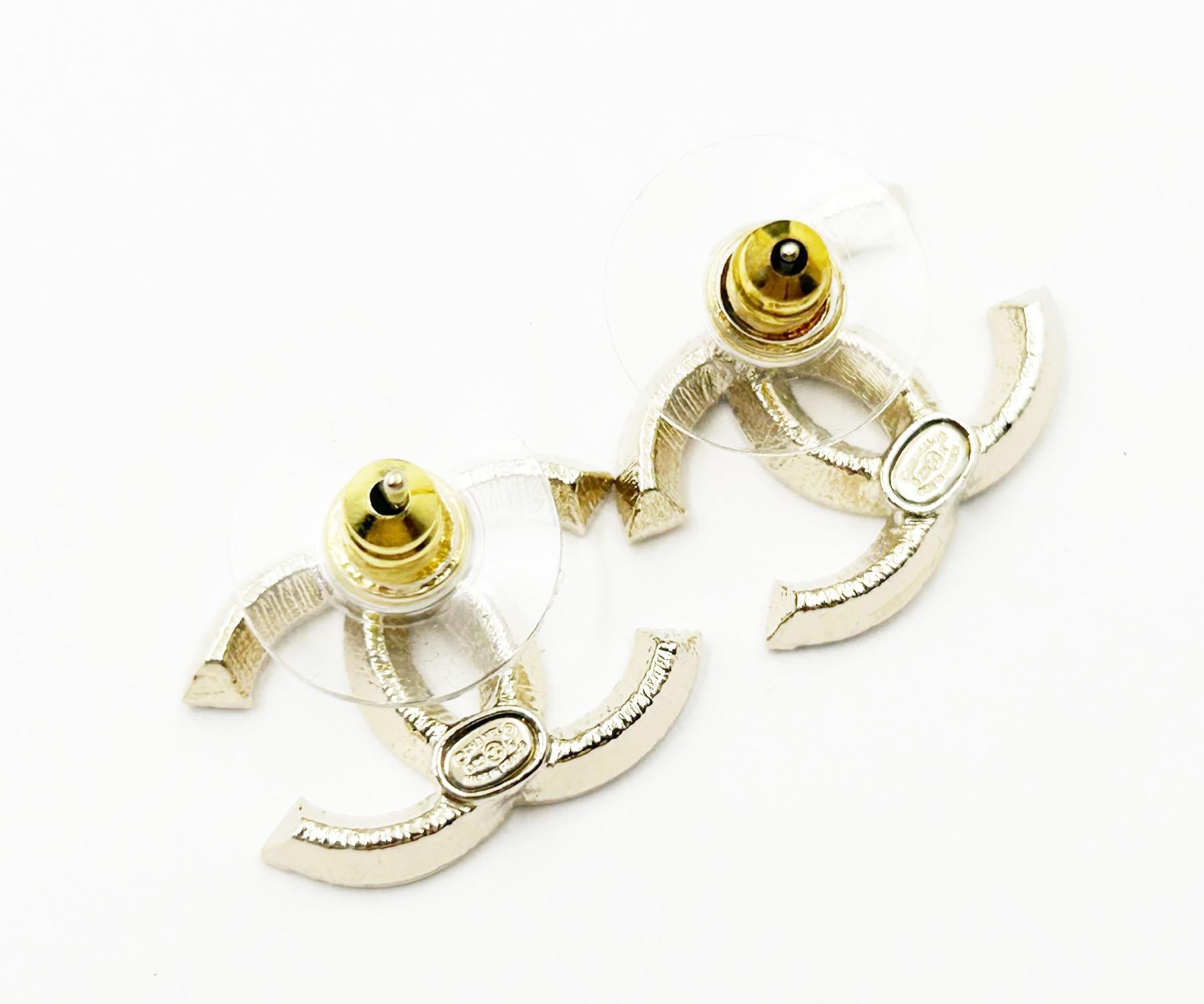 Chanel Brand New Classic Gold CC Large Piercing Ohrringe  (Kunsthandwerker*in) im Angebot