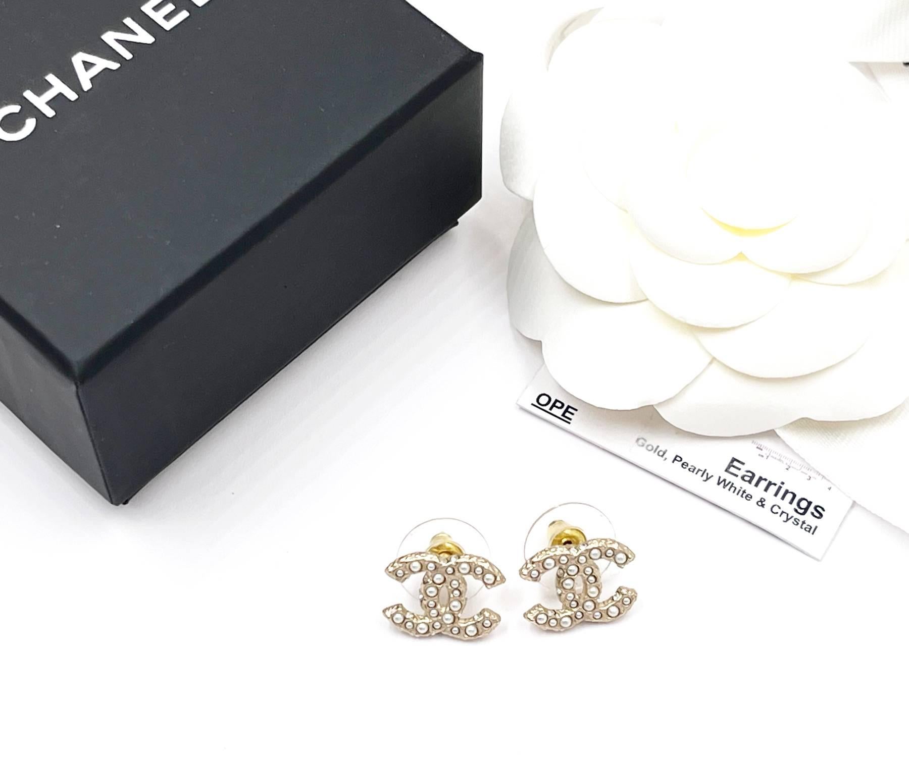 Chanel Klassische Gold CC-Ohrringe mit schillernden Perlen, brandneu

*Markiert 23
*Hergestellt in Frankreich
*Kommt mit dem Anhänger, der Originalverpackung, dem Beutel, dem Band und der Kamelienblüte
*Fabrikneu

-Es ist ungefähr 0,55