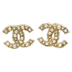 Chanel Klassische Gold CC-Ohrringe mit schillernden Perlen, brandneu