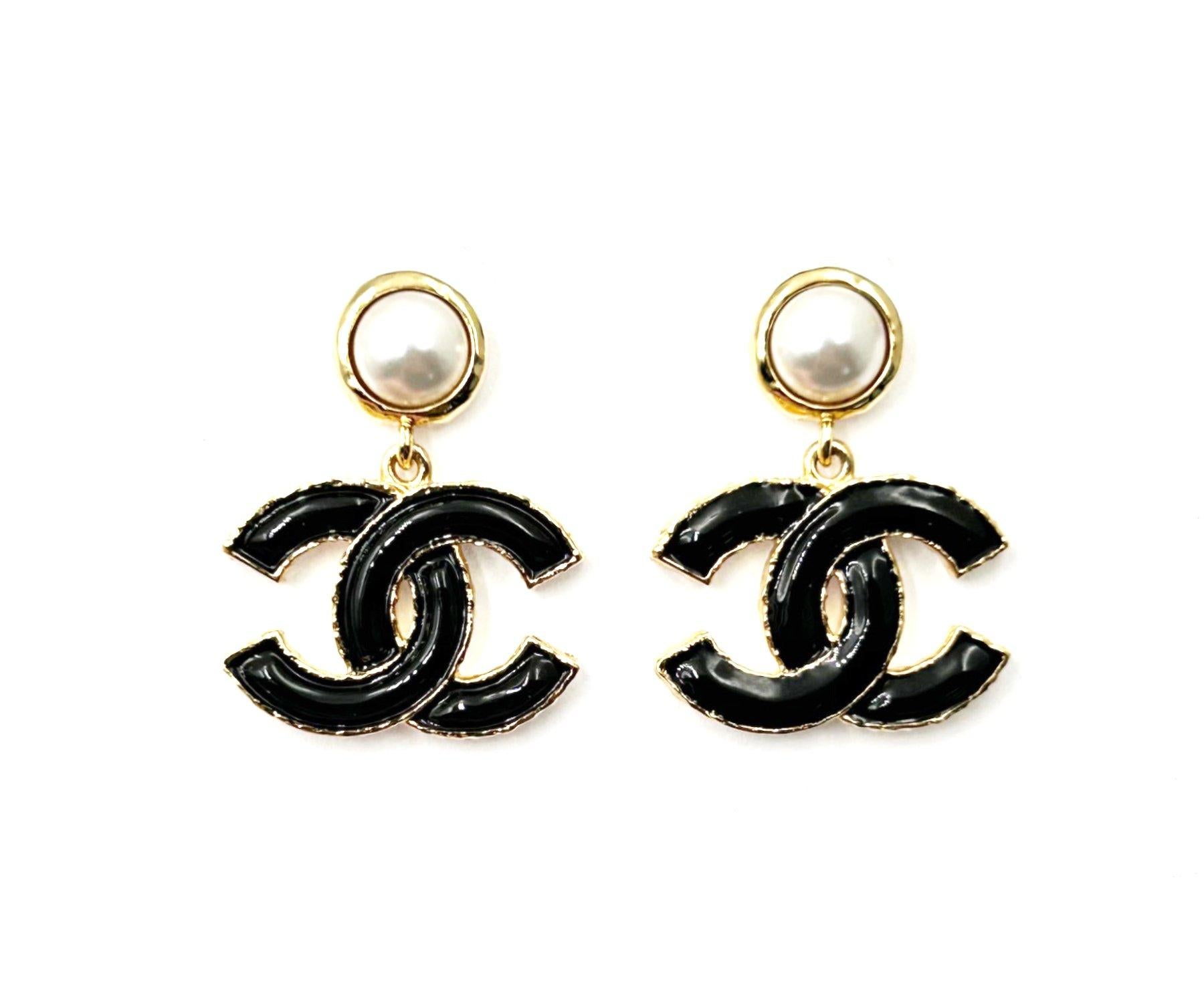 Chanel Brand New Gold Pearl Black CC Medium Dangle Piercing Earrings

*Marked 23
*Made in France
*Comes with the original box and pouch
*Brand New

-It is approximately 1.3