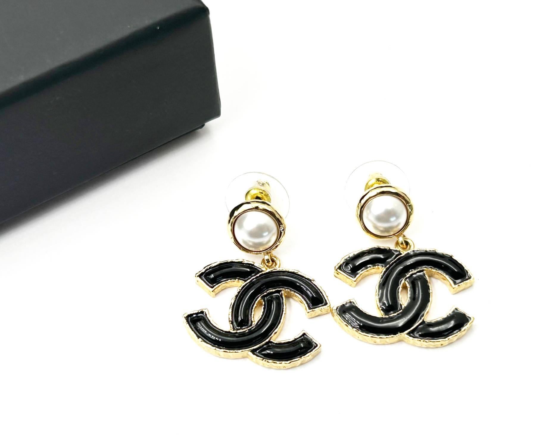 Contemporary Chanel Brand New Classic Gold Pearl Black CC Medium Dangle Piercing Earrings