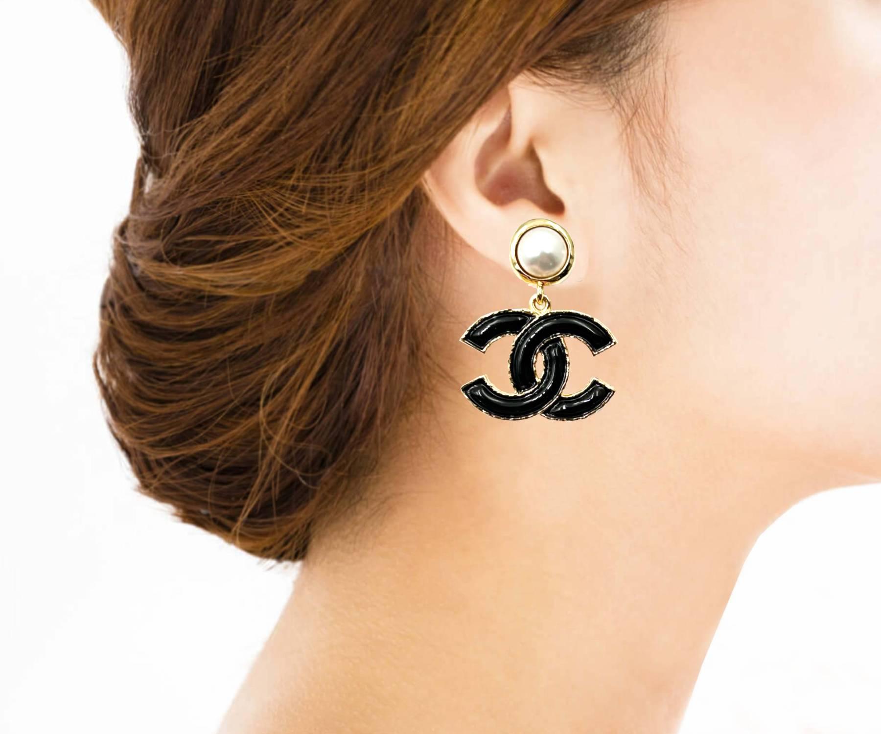 Chanel Brand New Classic Gold Pearl Black CC Medium Dangle Piercing Earrings In New Condition In Pasadena, CA