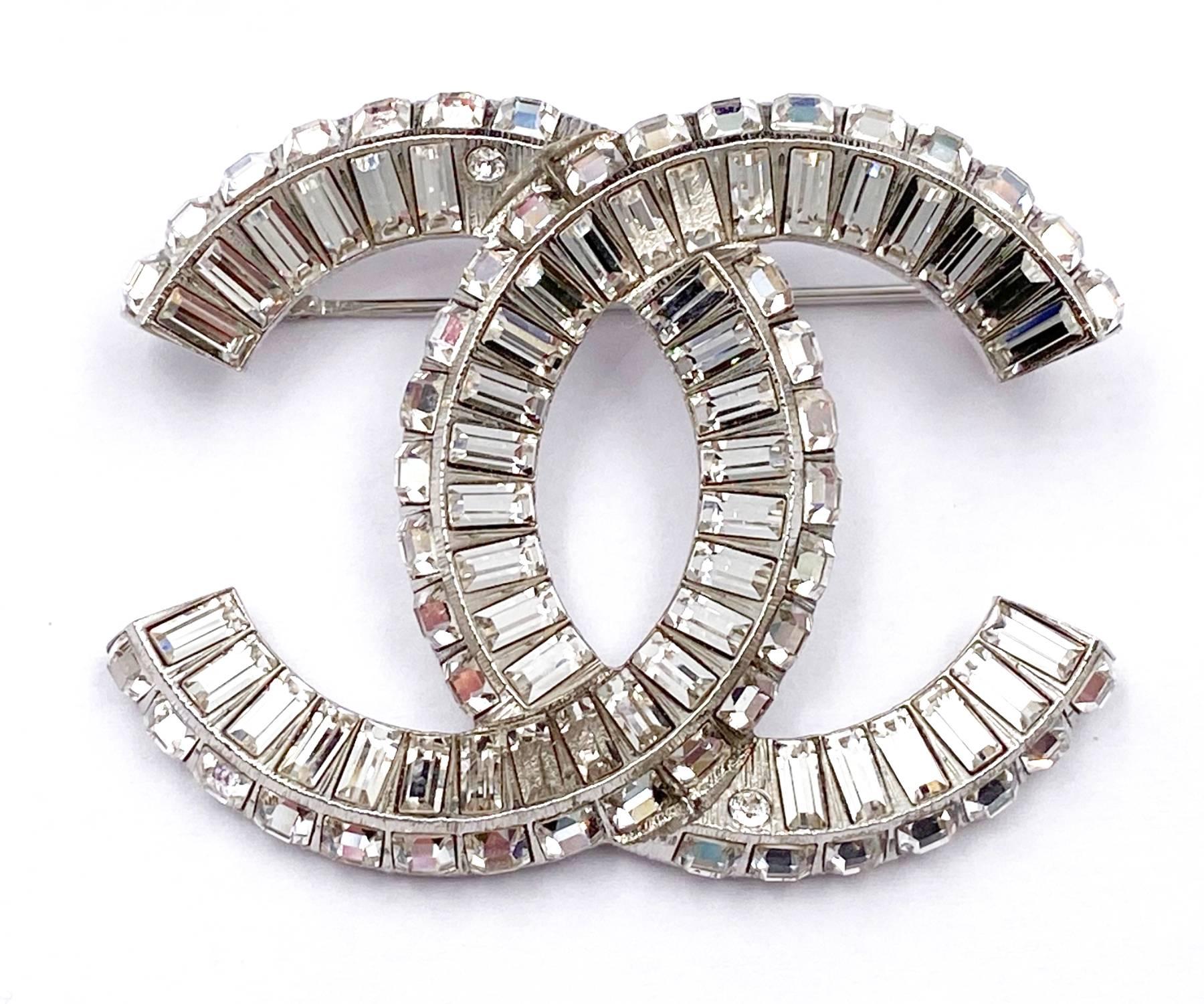 Chanel Brand New Classic Silver CC Baguette Crystal Brooch

*Marked 22
*Made in France
*Comes with the original box, pouch, booklet, camellia flower and ribbon
*Brand New

-Approximately 1.5″ x 2″
-Very pretty and classic

19269-6262
