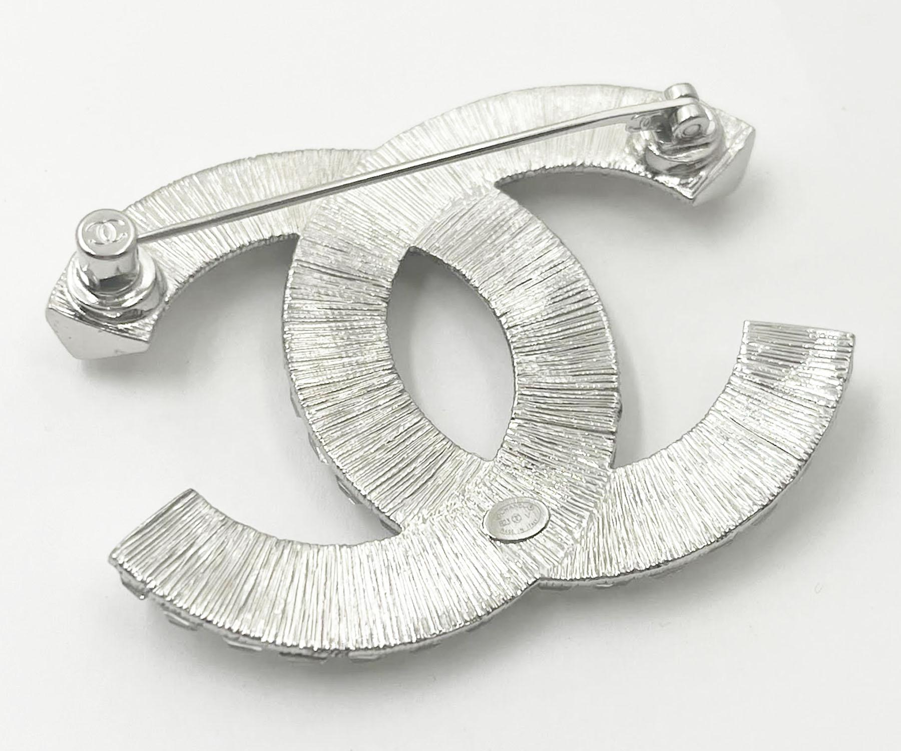 Chanel Brand New Classic Silber CC Baguette Kristall Brosche  (Kunsthandwerker*in) im Angebot