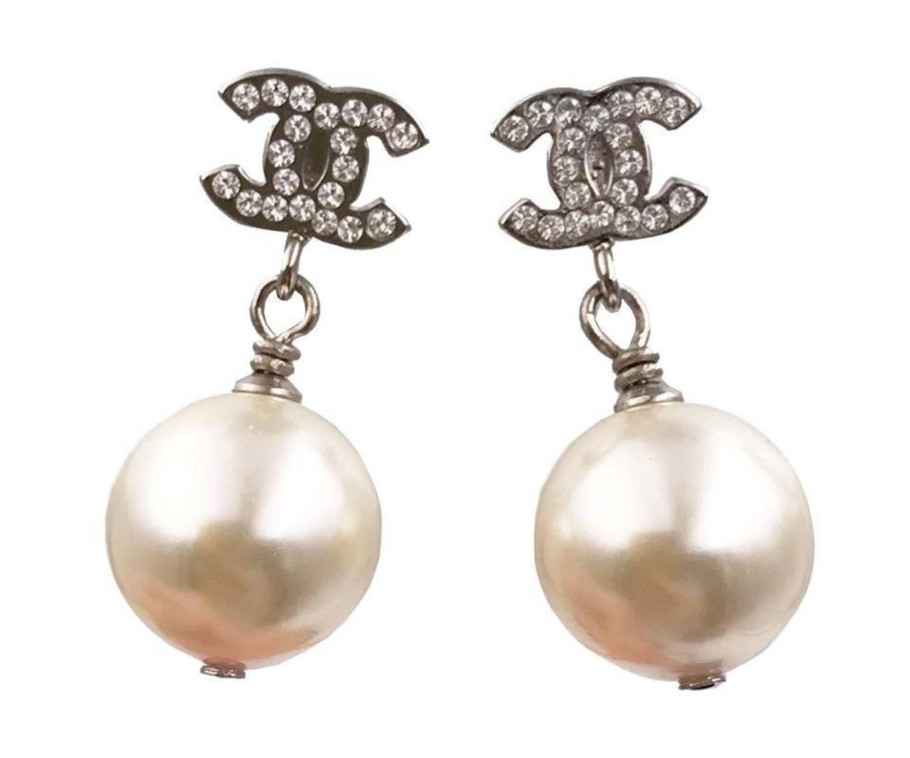 Chanel Brand New Classic Silver Crystal CC Faux Pearl Dangle Piercing Ohrringe   Damen im Angebot