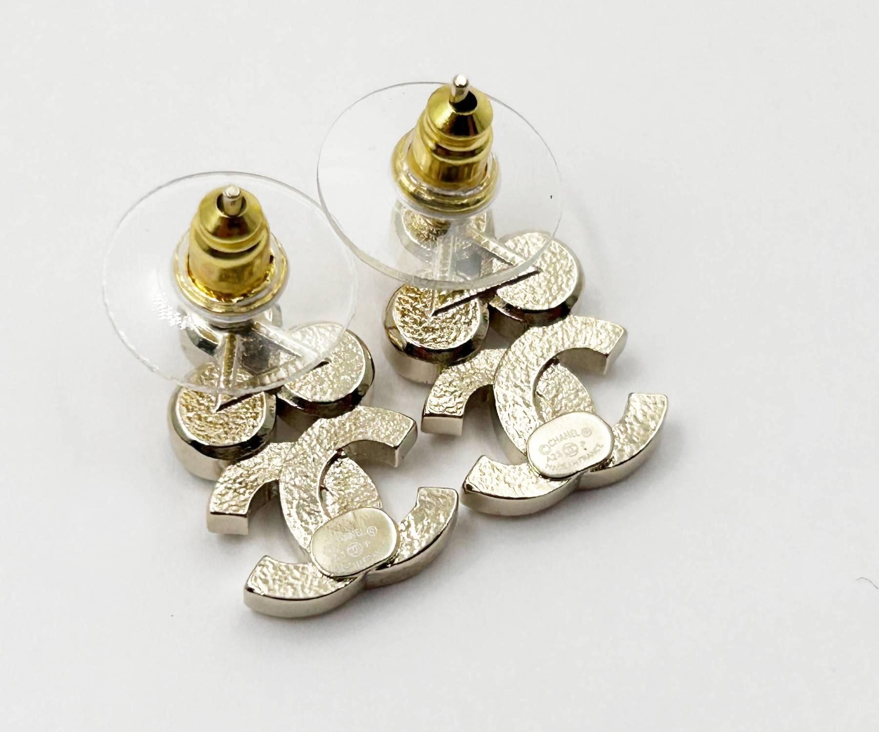 Chanel: 3 runde Kristall-Ohrringe mit durchbohrtem Kristall CC, brandneu  (Kunsthandwerker*in) im Angebot