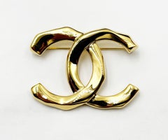 Chanel Brand New Gold gebogen CC Brosche
