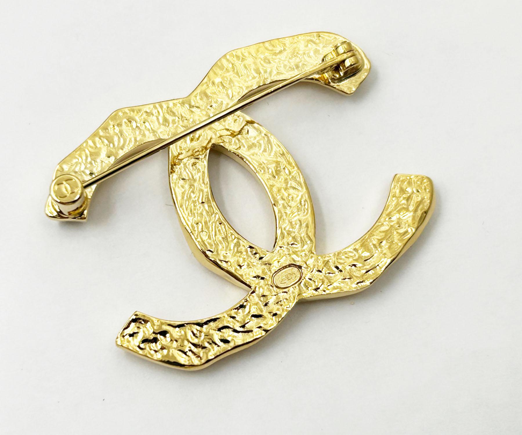 Chanel Brand New Gold Bended CC Brooch  In New Condition For Sale In Pasadena, CA