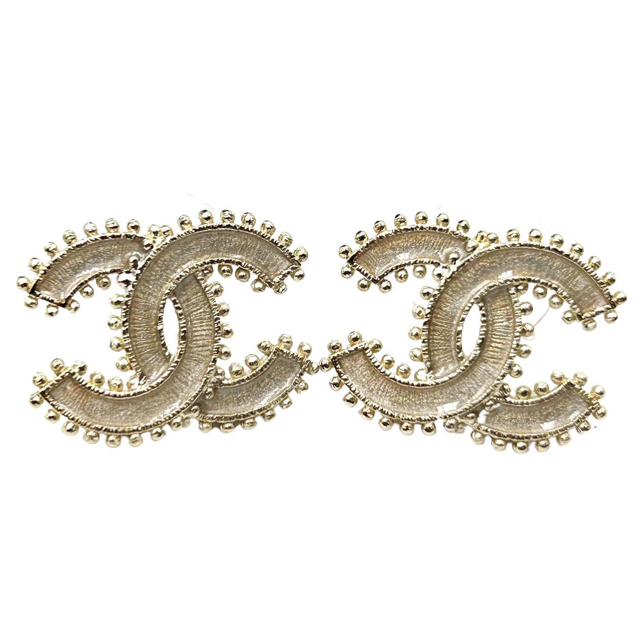Chanel Brand Neu Gold CC Beige Emaille-Doten-Ohrringe mit durchbrochenen Ohrringen im Angebot