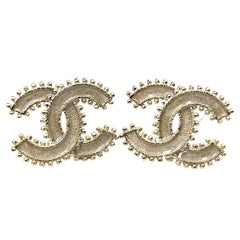 Chanel Brand New Boucles d'oreilles Pierce Or CC Beige Enamel Dots