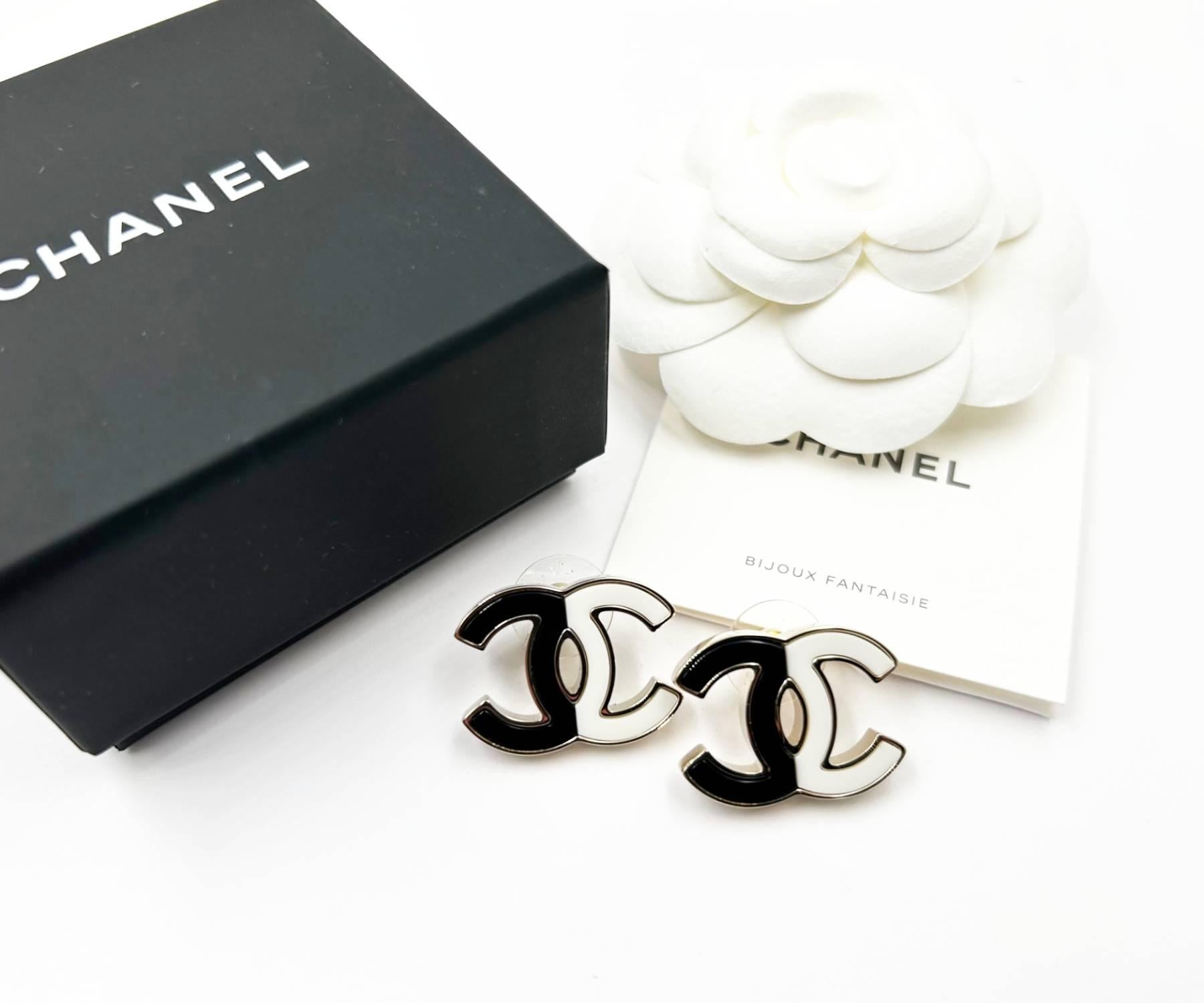Chanel Brand New Gold CC Black White Half Half Piercing Earrings

*Marked 23
*Made in Italy
*Comes with the original box, pouch, booklet, ribbon and camellia flower
*Brand New

-It is approximately 1