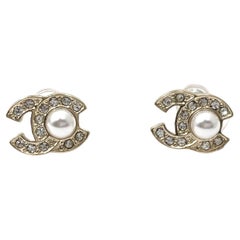 Chanel Brand New Classic Gold CC Center Pearl Small Earrings (Boucles d'oreilles classiques en or avec perles au centre) 