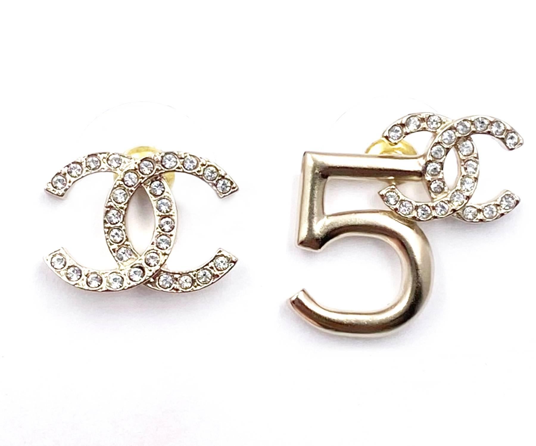 Chanel Brand New Gold CC Crystal 5 Asymmetrical Piercing Earrings

*Marked 21
*Made in France
*Comes with original box, pouch, ribbon and camellia
*Brand new

-Approximately 0.75″ x 0.75″
-Very unique and classic

3241-44237

