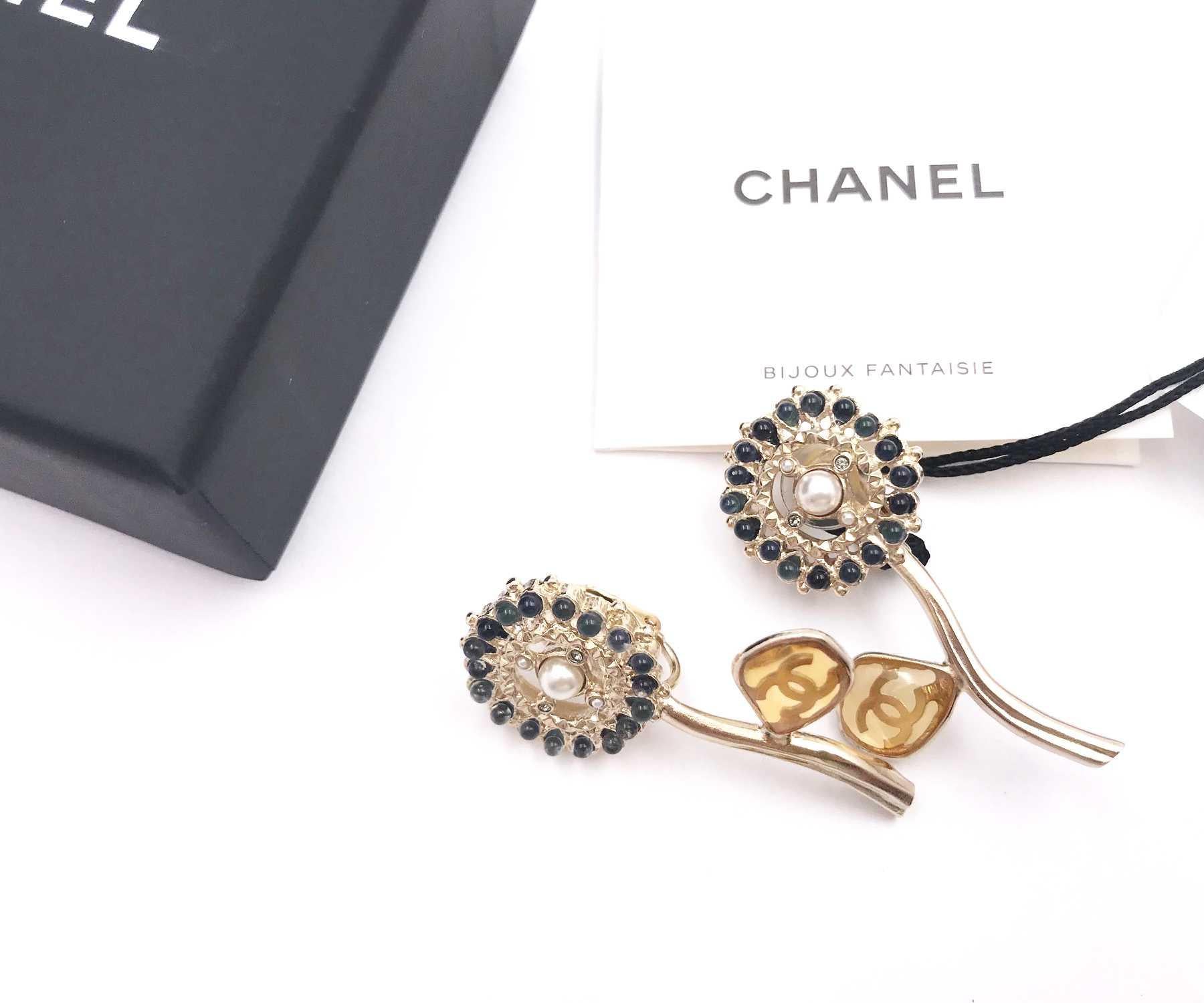 Chanel Brand New Gold CC Flower Blue Stone Stem Clip on Earrings

* Marked 18
* Made in France
* Comes with original box, pouch, tag, booklet and ribbon
* Brand New

- Approximately 1.6