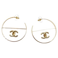 Chanel &New Oro CC Tondo Trasparente Grande Orecchini Piercing a cerchio